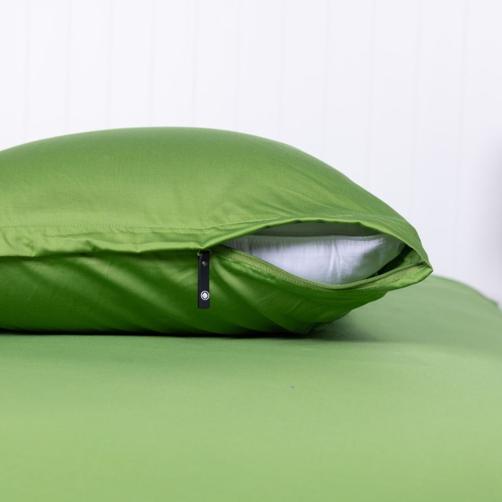 Single invisible zipper pillowcase in the color-way Colorado - green.