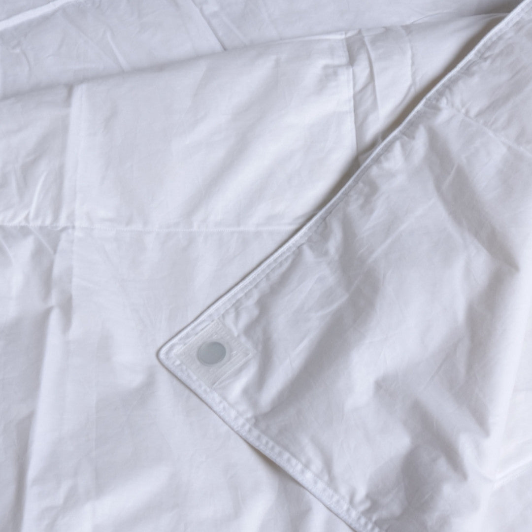 Close-up of a white duvet with a magnet in the corner of the duvet.
