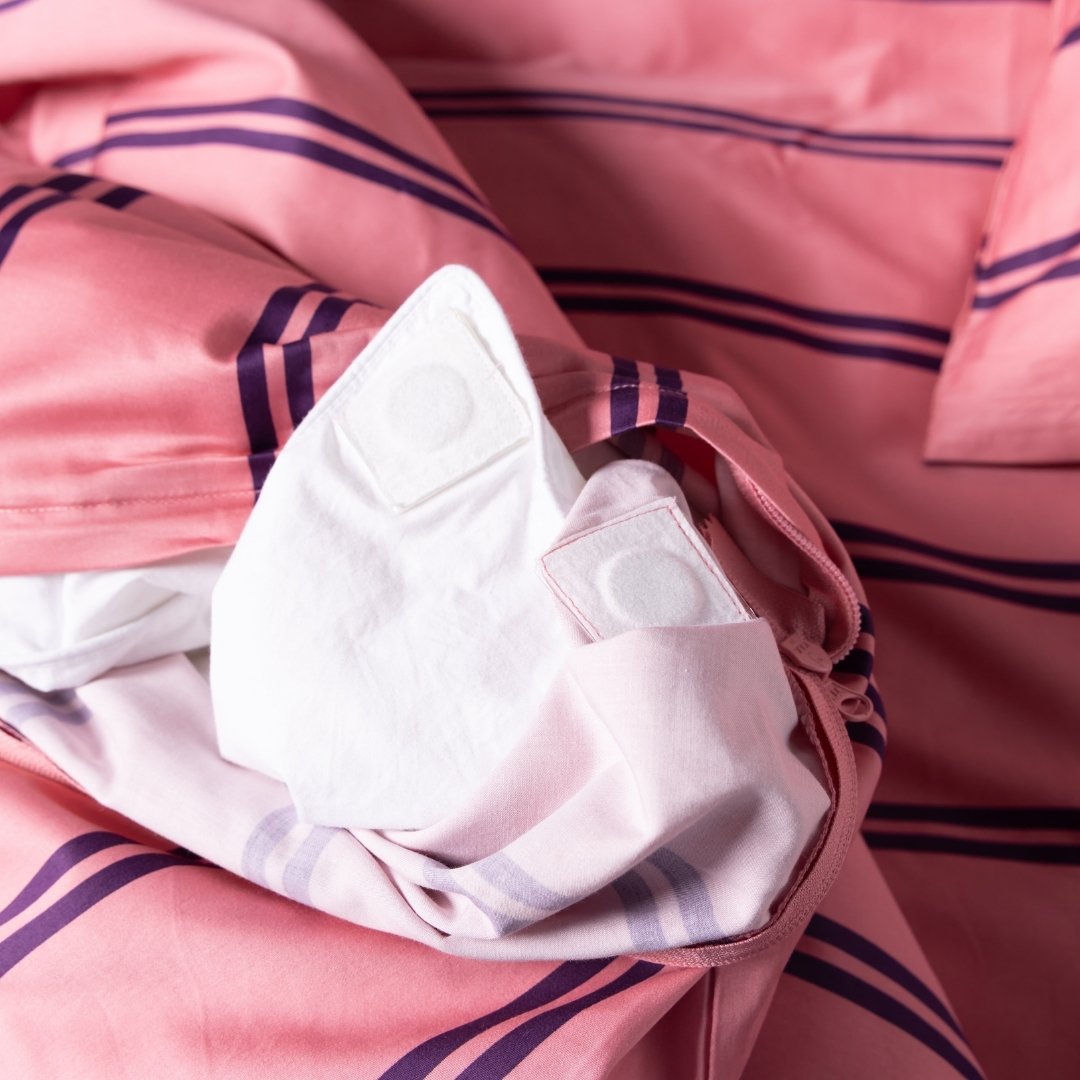 Close-up of a magnetic corners in the duvet cover and duvet.
