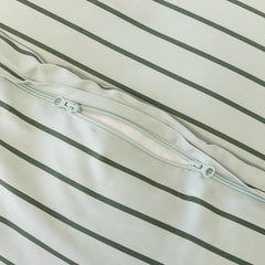 Connecting the duvet to its magnetic cover